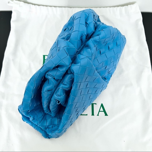 4️⃣0️⃣0️⃣0️⃣ Bottega Veneta Blue Intrecciato Large Pouch - Picture 8 of 14